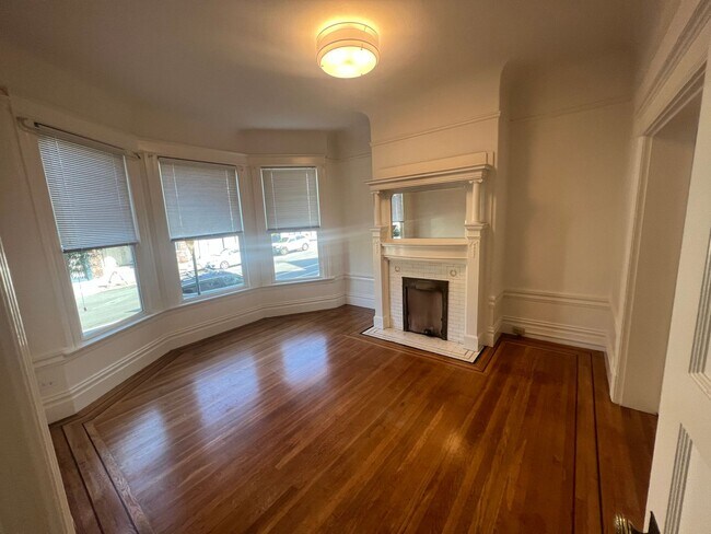 Building Photo - 1323-25
