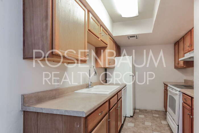 Building Photo - 455 W Kelso St