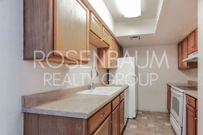 Building Photo - Gorgeous 1-bed, 1-bath downstairs apartmen...