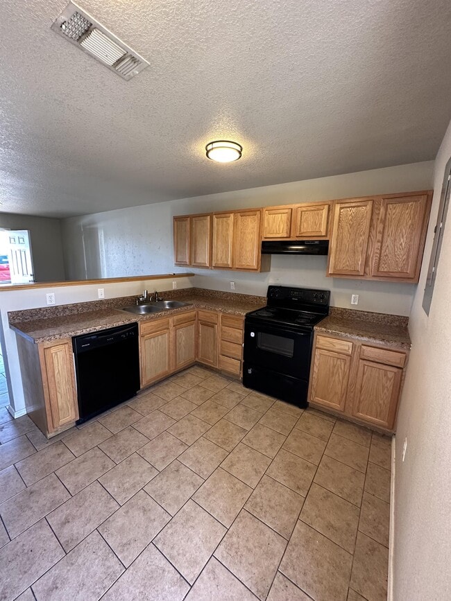 Building Photo - 3607 S Pocola Blvd