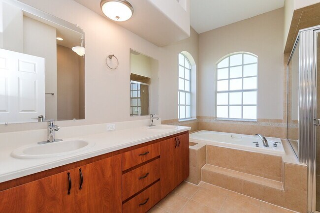 Building Photo - 3347 Bayshore Ct