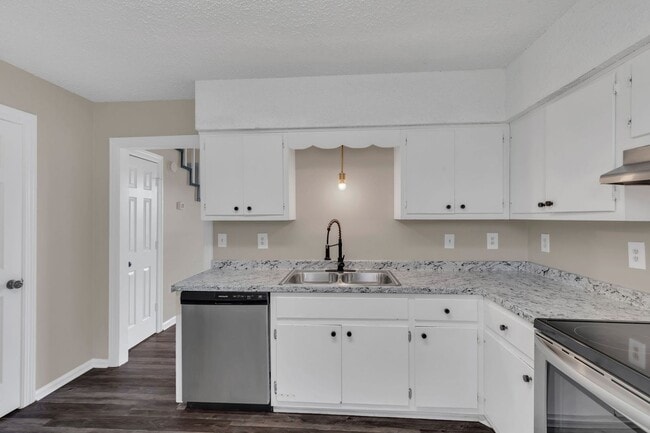 Building Photo - AVAILABLE NOW. 2 BD 1 1/2 BATH. CLOSE TO E...