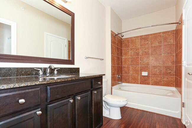 1BR, 1BA - 859 SF - Aurora - Bathroom - Meridian On Shelbyville