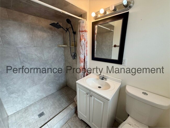 Building Photo - Cute 3 Bed/2 Bath Home in Taft w/ $0 Deposit Option