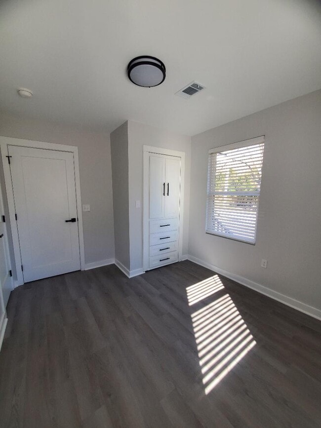 Building Photo - 290 Quick St