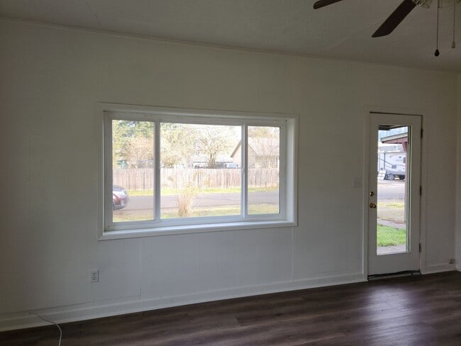 Building Photo - 3-bedroom 1 bath single family dwelling