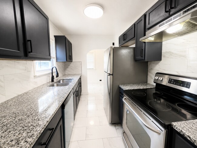 Building Photo - Charming 3 Bed, 2 Bath Home with Detached 2-Car Garage