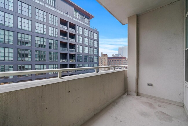 Building Photo - 909 W Washington Blvd