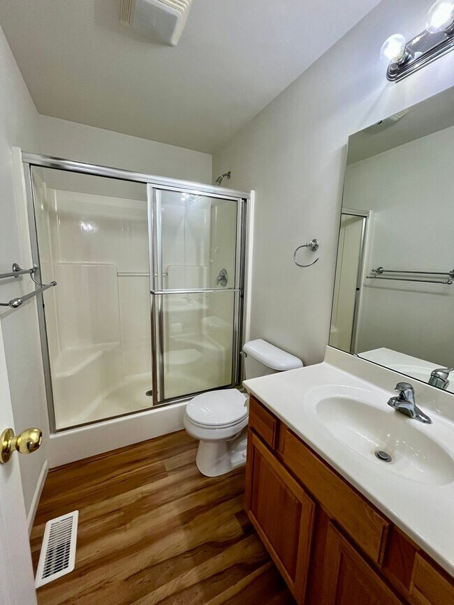 Building Photo - Duplex | 2 Bed | 2 Bath