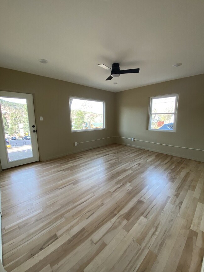 Building Photo - 2 bedroom duplex - Ground level - Prospect