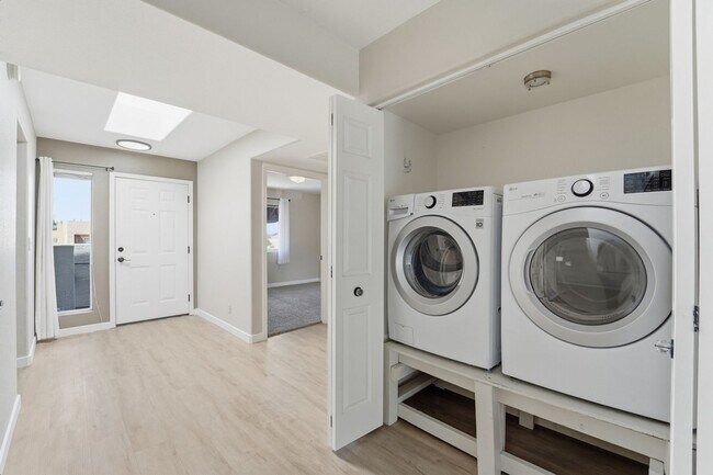 Building Photo - Fully Updated 2 Bed Mesa Condo | Quartz Counters + Pool & Spa