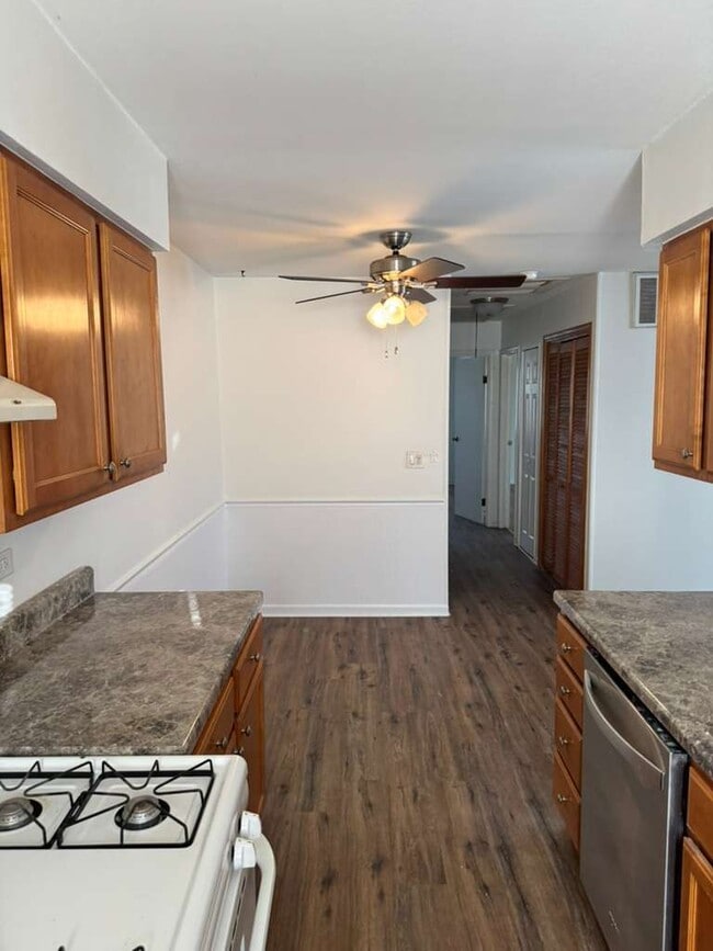 Building Photo - 1485 Quaker Ln