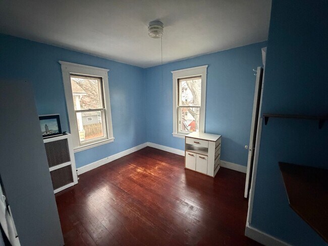 Building Photo - 3 Bedroom 1 Bath