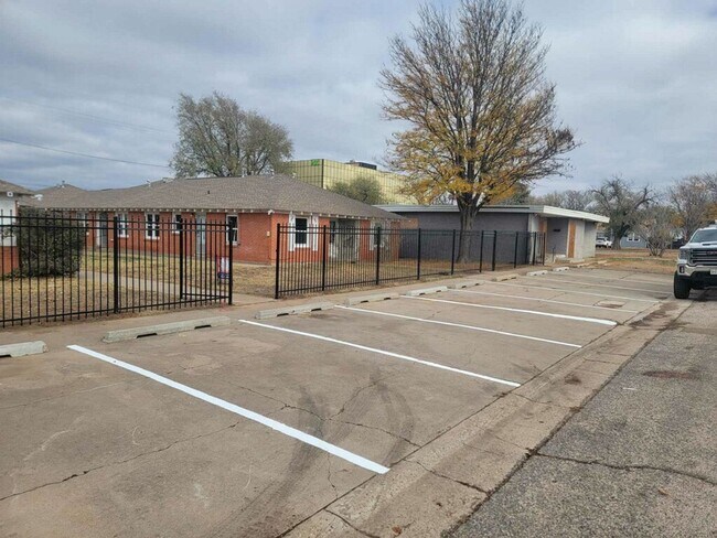 Building Photo - 2306 SW 8th Ave