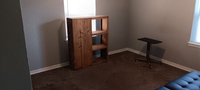 Building Photo - 548 E Woodrow St