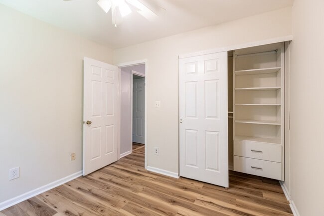 Building Photo - 3 bed 2.5 bath