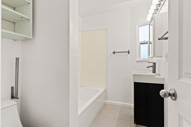 Building Photo - Fully Renovated 2-Bedroom in West Oakland ...