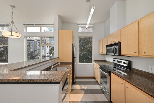 Building Photo - Spacious 2BR/1.75BA Condo in Convenient Location (Central District)
