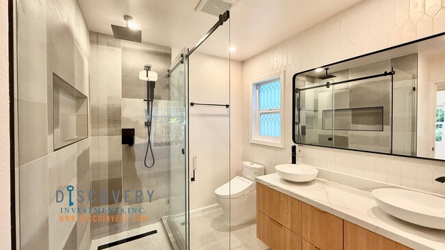 Building Photo - Your Ideal Modern Retreat with Enclosed Yard