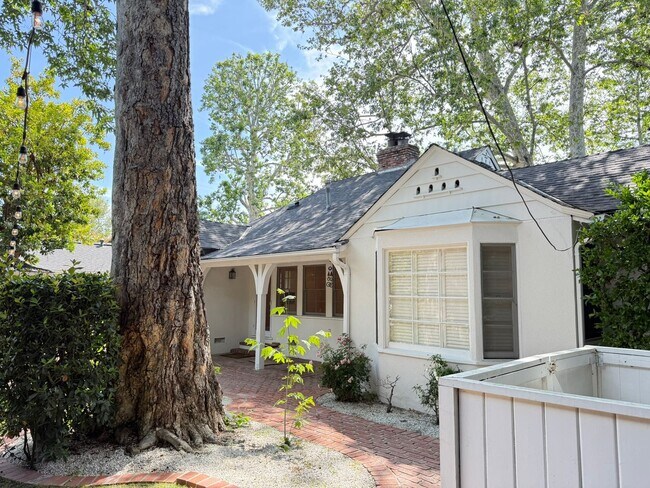 Building Photo - Charming Country English Home