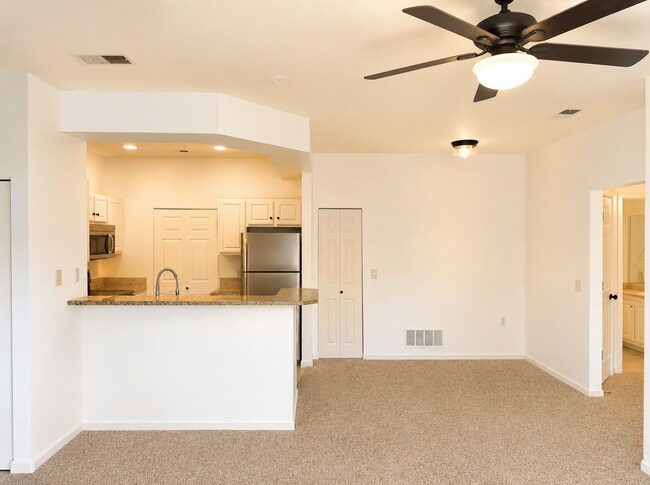 Building Photo - Top-Floor 2 Bed/2 Bath Condo in SE Fort Collins - Pool, Hot Tub & Fitness Center - $1,895/mo - Mo...