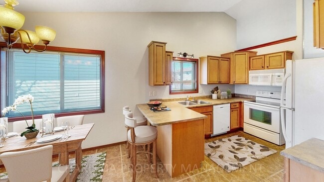 Building Photo - RARE TO FIND 4 BEDROOM, 2 BATH TOWN HOME, ...