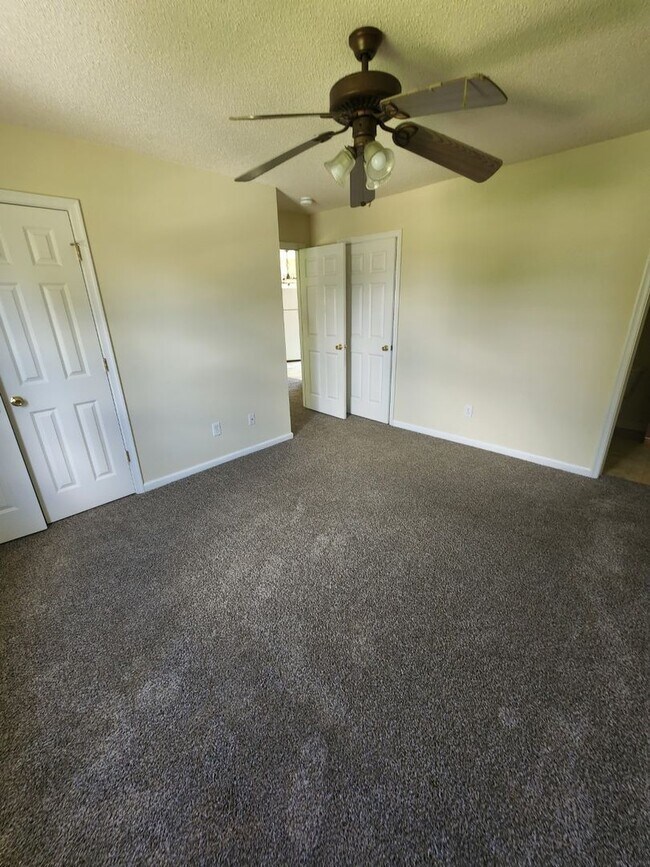 Building Photo - Stunning Country Home