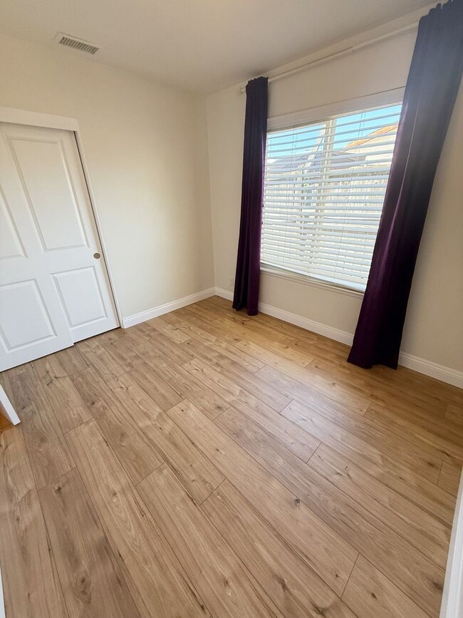 Building Photo - Beautifully Upgraded 4 Bed/2 Bath Single-L...
