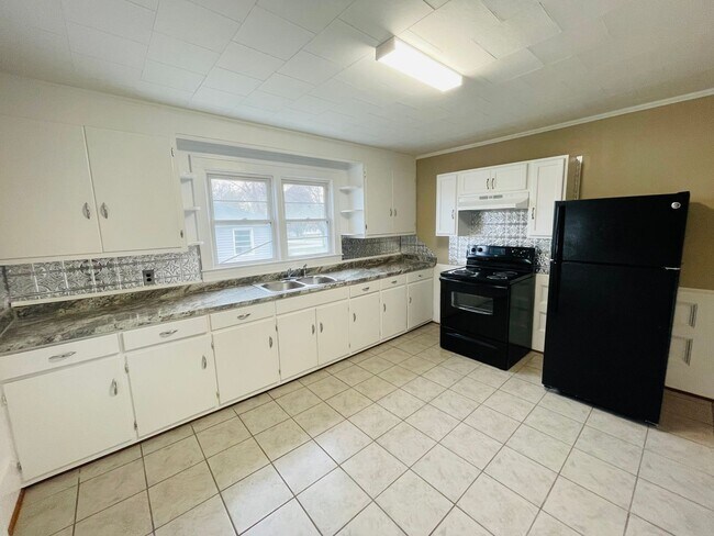 Building Photo - 2 bed with Large Garage