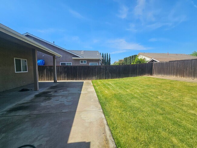 Building Photo - 4 Bedroom 2 Bath