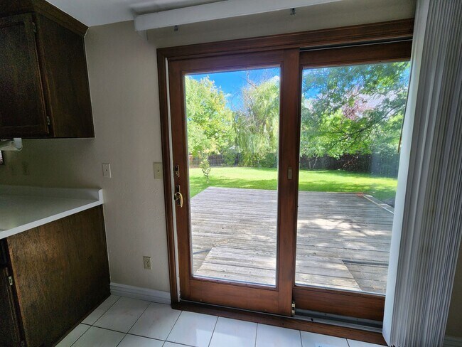 Building Photo - Beautiful 4 Bedroom Home on Cul Du Sac Wit...