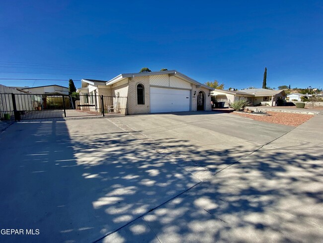 Building Photo - 1305 Vista De Oro Dr