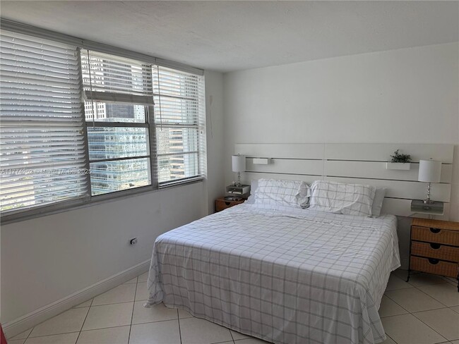 Building Photo - 801 Brickell Bay Dr