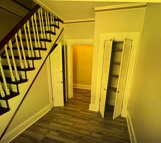 Building Photo - 7 Morton St