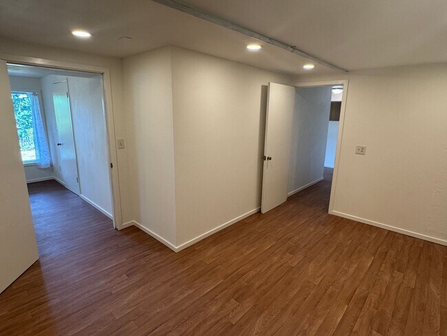 Building Photo - 3 bed/2 Bath, Spacious Home in Mount Verno...