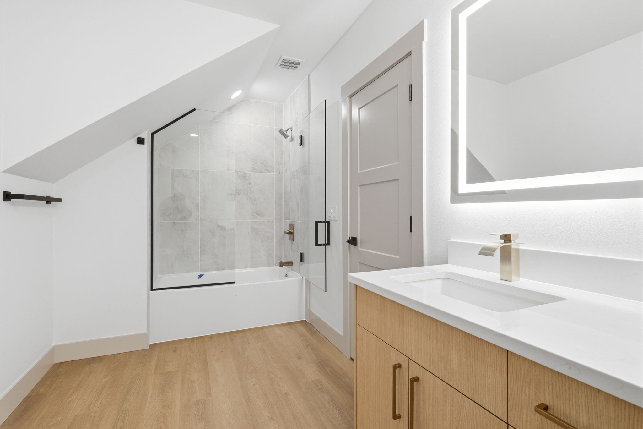 Building Photo - 437 NE Fargo St