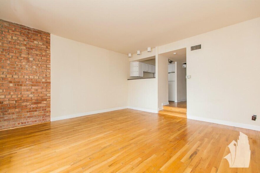 Building Photo - 1220 N La Salle Dr