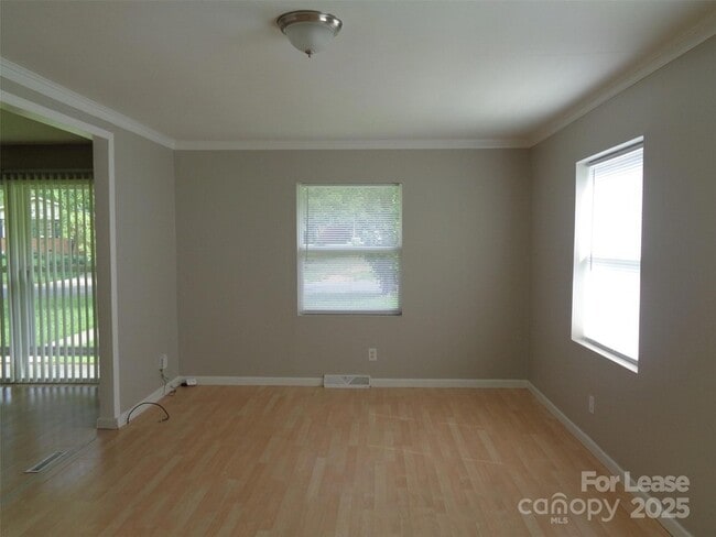 Building Photo - 4800 Crestmont Dr