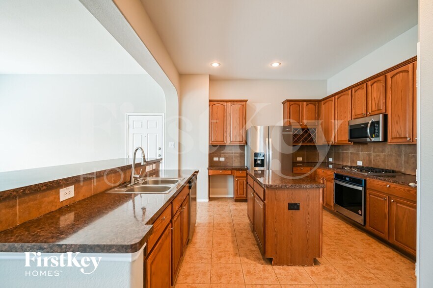 Building Photo - 824 Trailwood Dr