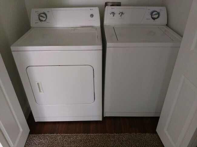 Building Photo - ***MOVE IN SPECIAL*** 3 Bedroom 2 bathroom Northwest condo