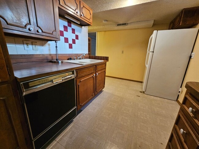 Building Photo - Spacious SE Denver Ranch - Virginia Villag...