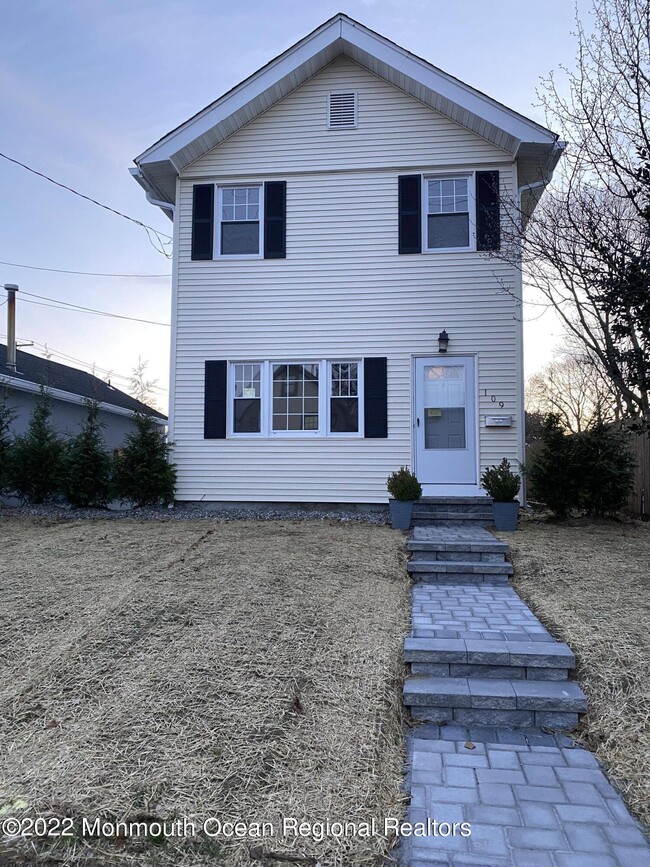 Building Photo - 109 E River Rd