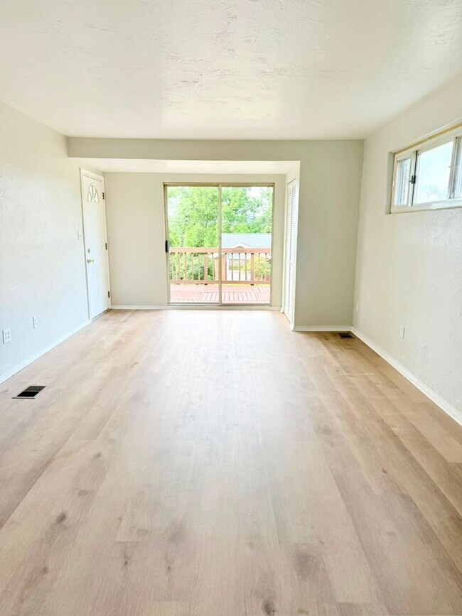 Building Photo - Newly remodeled 3-bedroom, 1.5-bath home featuring granite countertops, central A/C, and a partia...