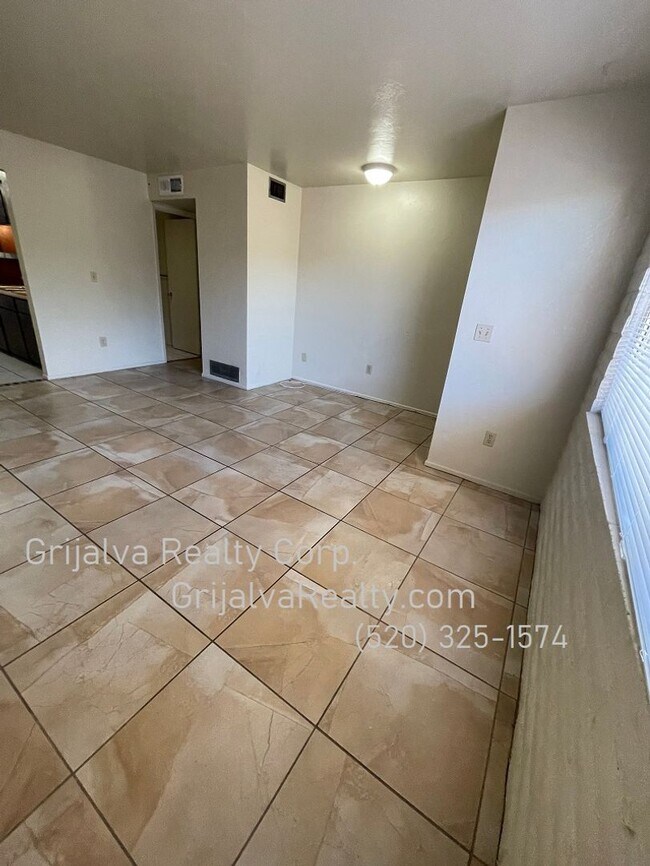 Building Photo - 2614 N Winstel Blvd