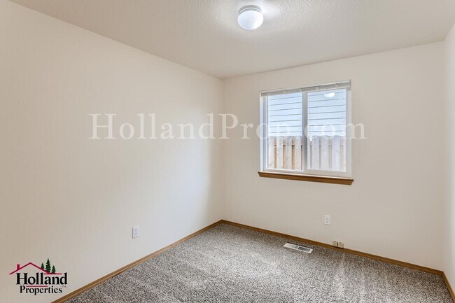 Building Photo - Lovely 3-Bedroom Hillsboro Home with A/C!