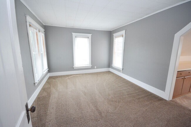 Building Photo - Gorgeous home on corner lot with fenced yard!