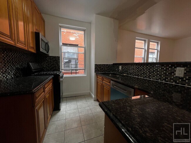 Building Photo - Spacious Fully Renovated 4-Bedroom in Sout...