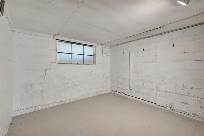 Building Photo - 2 BED / 1 BATH HOUSE NEAR CAMPUS W/ CHARMING CHARACTER