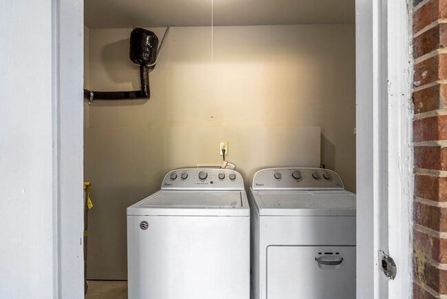 Building Photo - AVAILABLE NOW!! 4 bedroom Brick Ranch Style Home