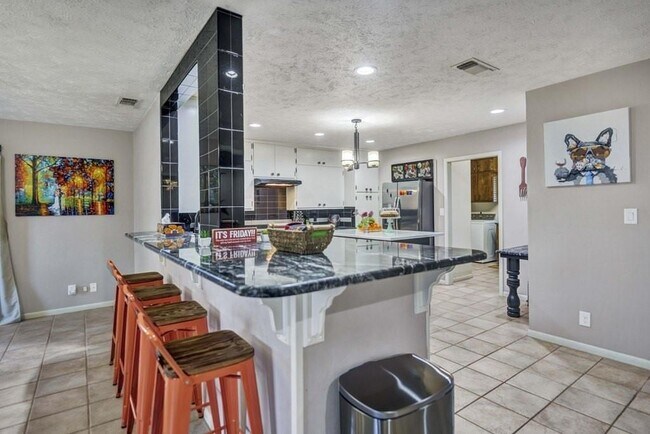 Building Photo - 1208 Crenwelge Dr